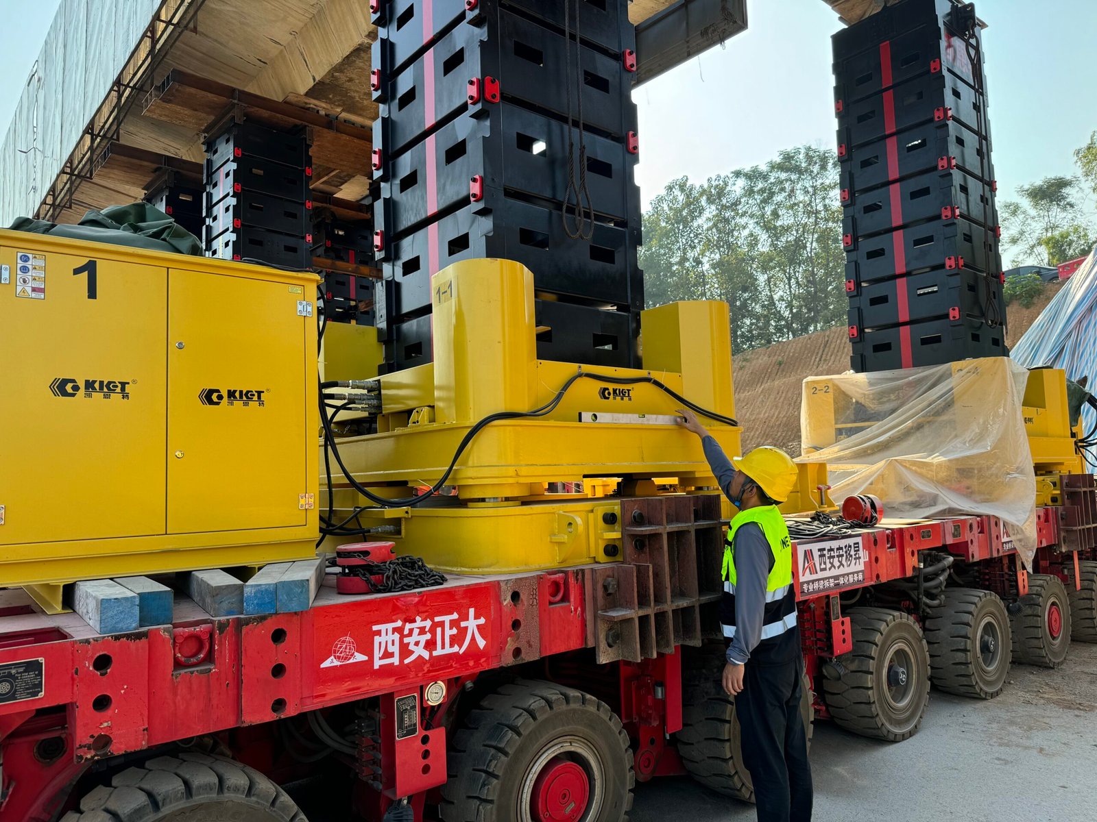 Hydraulic and SPMT technology for bridge demolition A hydraulic jack-up system lifting a large bridge section