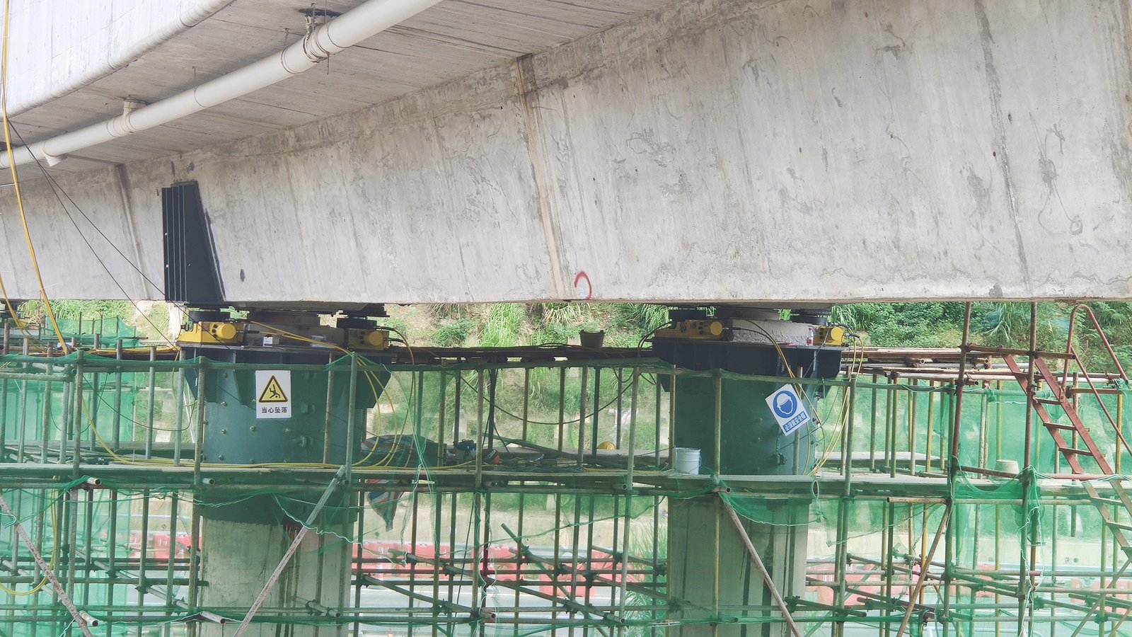 Synchronous Pushing, Alignment, and Correction of the C Ramp