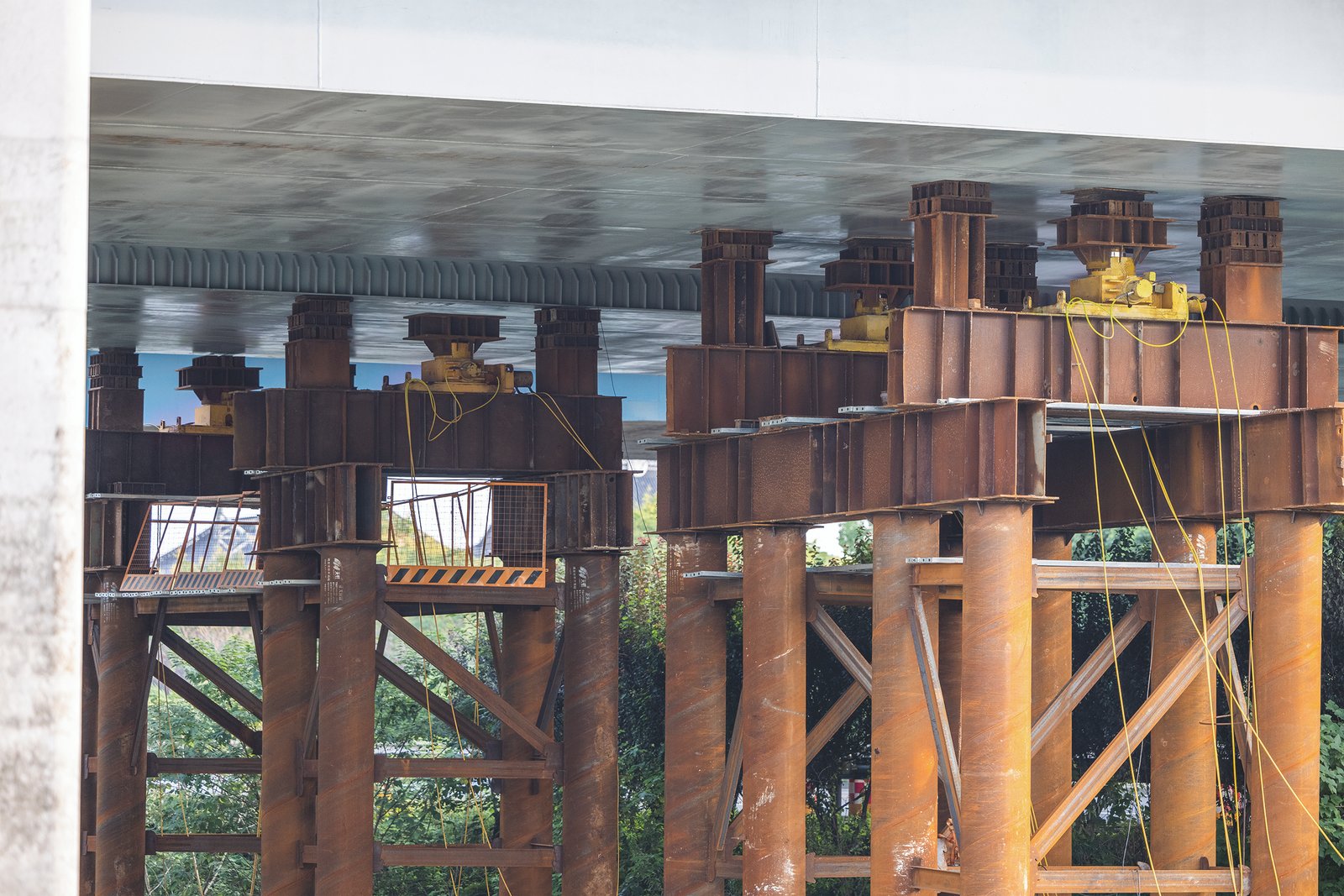 Synchronous Pushing of Steel Box Girders Over Expressways